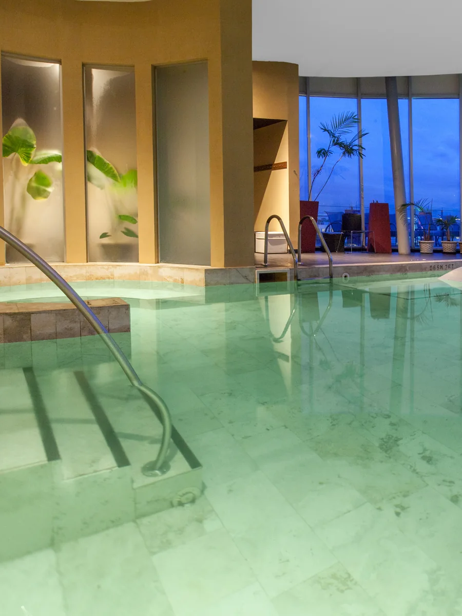 Piscina climatizada interior del spa con luz cálida