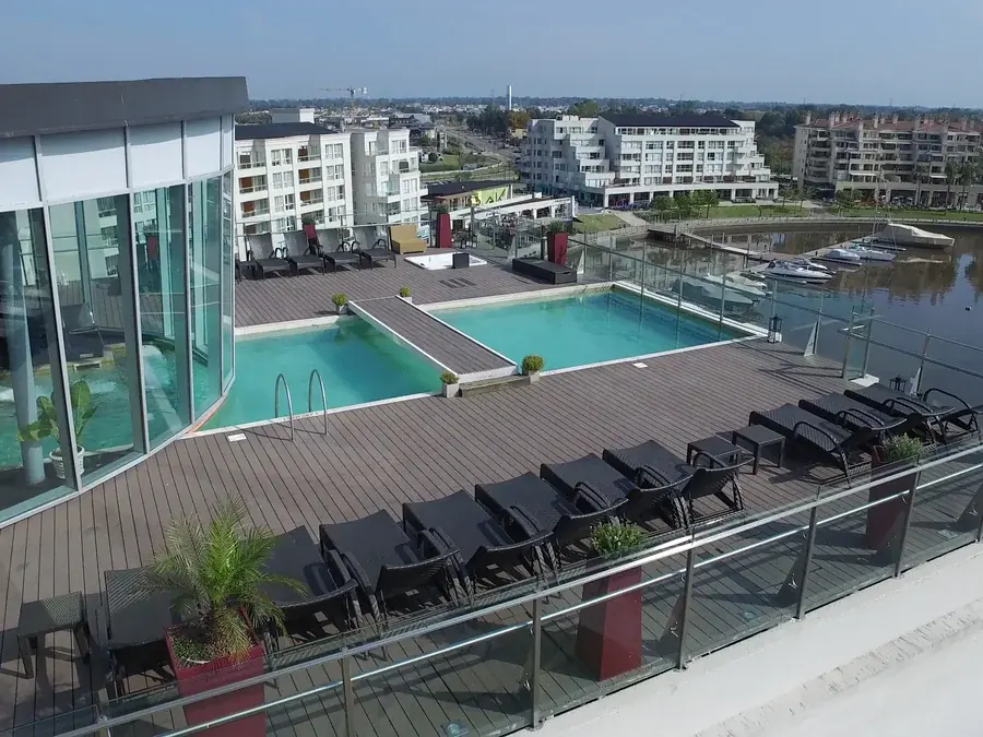 Vista aérea de las piscinas y la marina